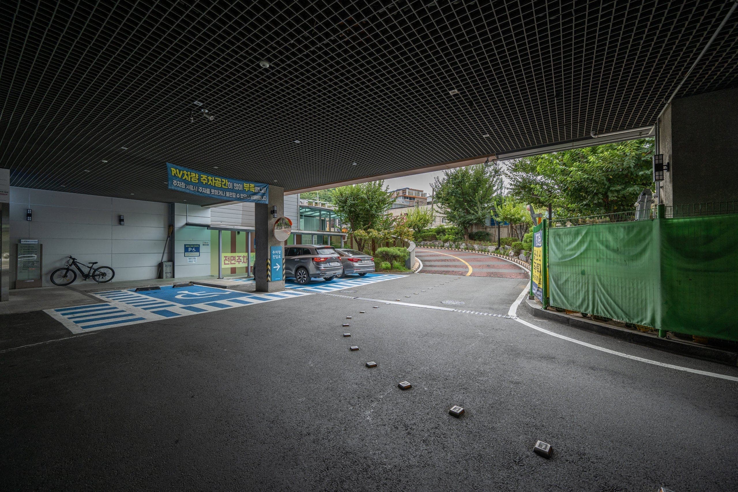 주차장 진출입로